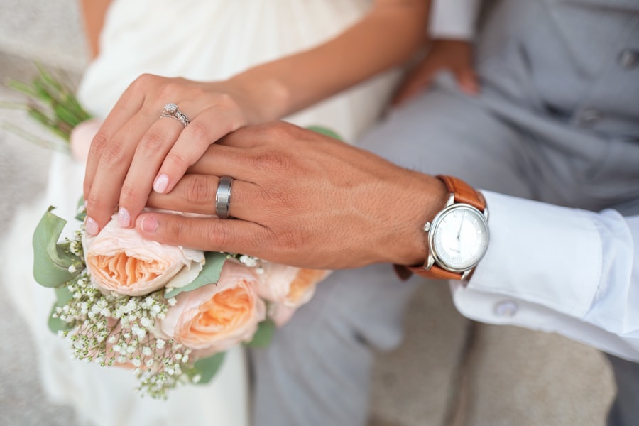 Detailaufnahme von Händen mit Ring