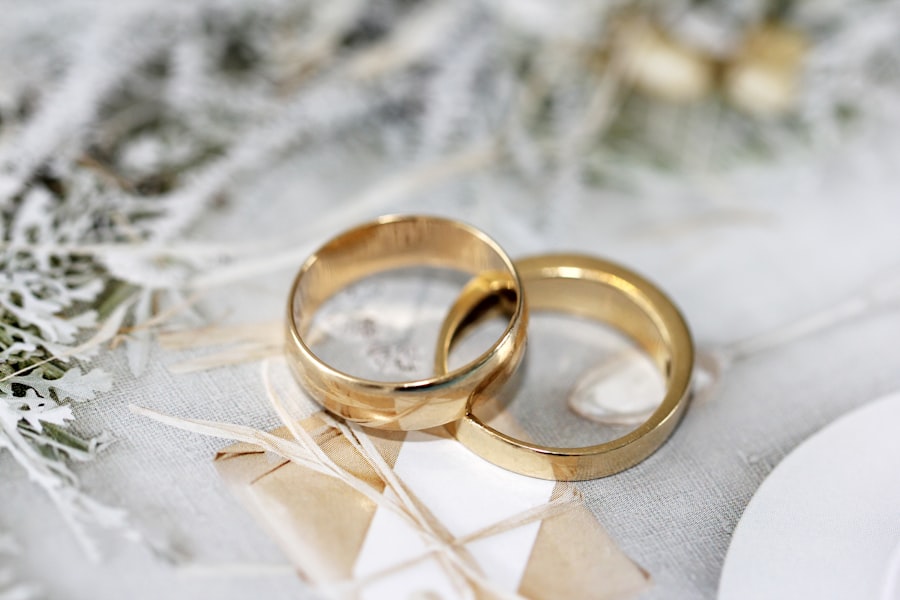 Goldene Eheringe auf Stoff